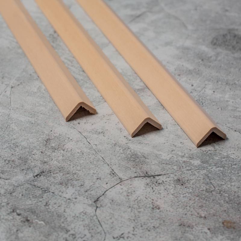 Уголок из липы